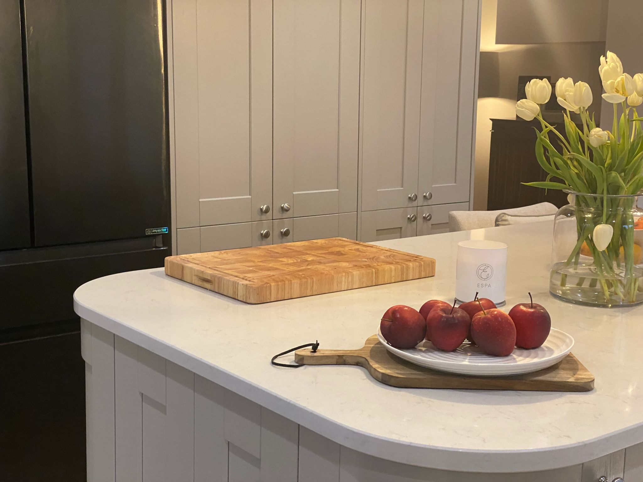 Neutral kitchen island with flowers and chopping board